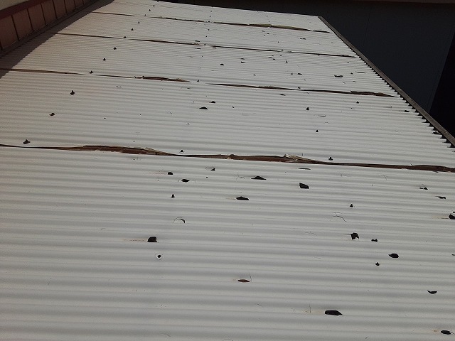 波板屋根の雹被害